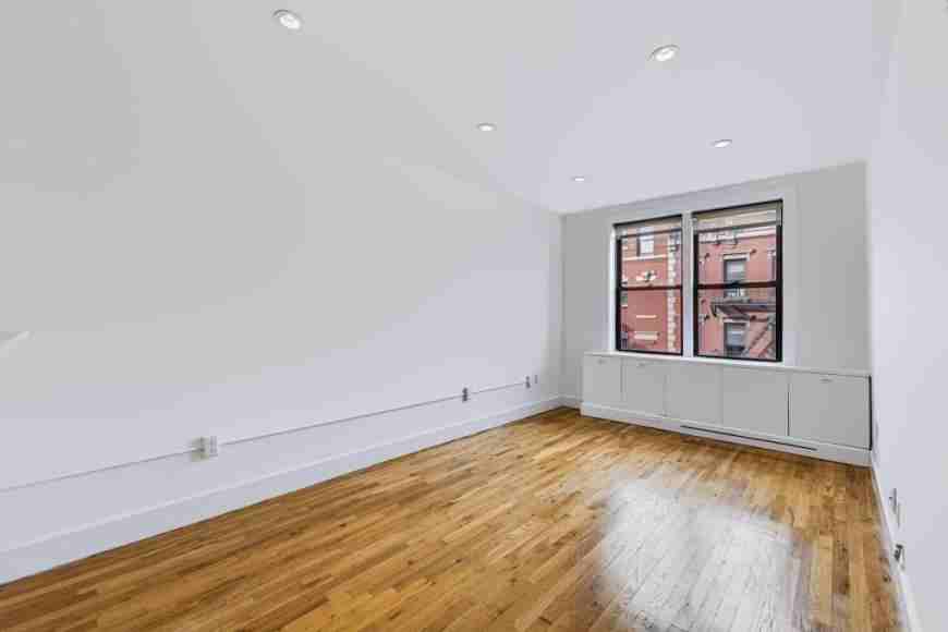156 Prince St - Photo 5 of 10