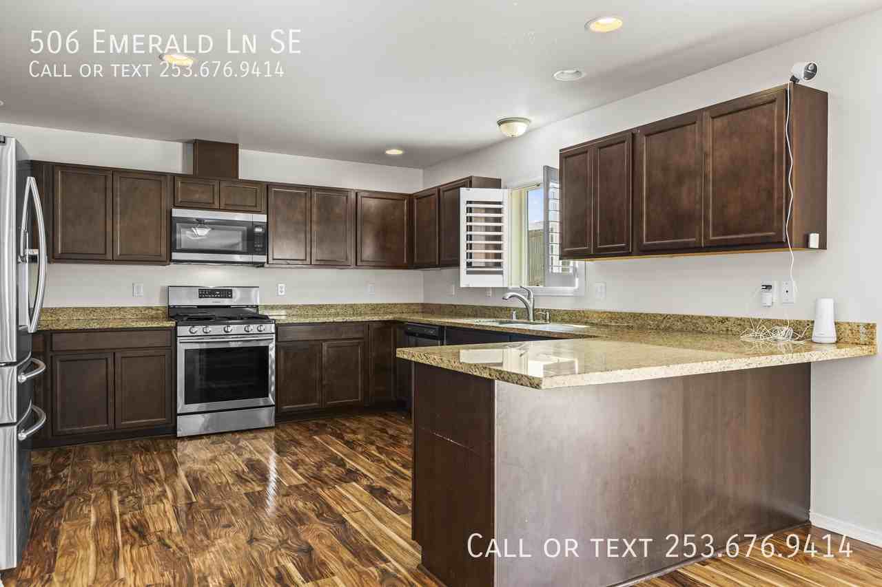 506 Emerald Ln Se - Photo 3 of 25