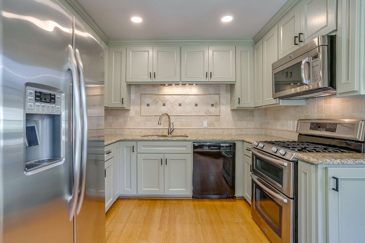 3233 Greene Ave - Photo 6 of 35