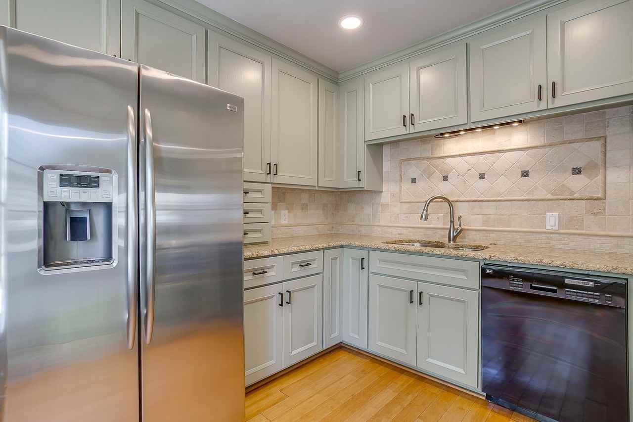 3233 Greene Ave - Photo 7 of 35