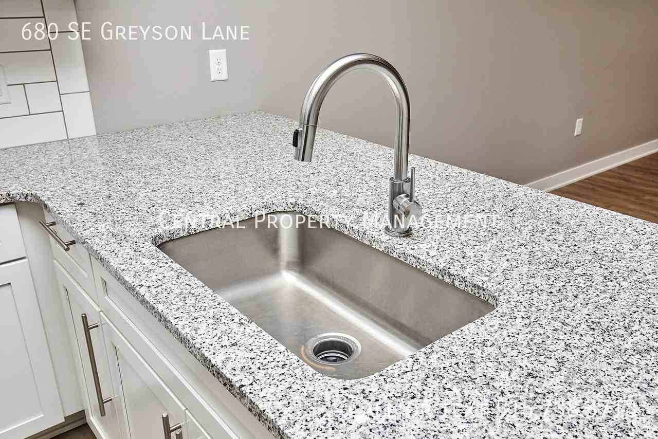 680 Se Greyson Ln - Photo 7 of 25