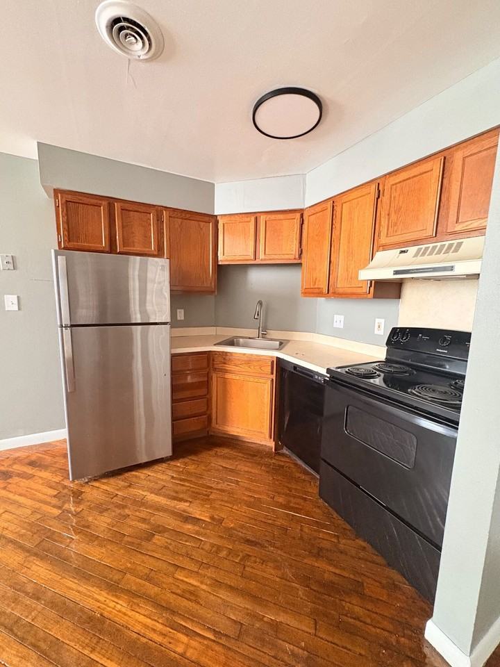 555 Pearl St #302 - Photo 2 of 7