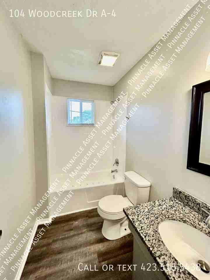 104 Woodcreek Dr - Photo 5 of 12