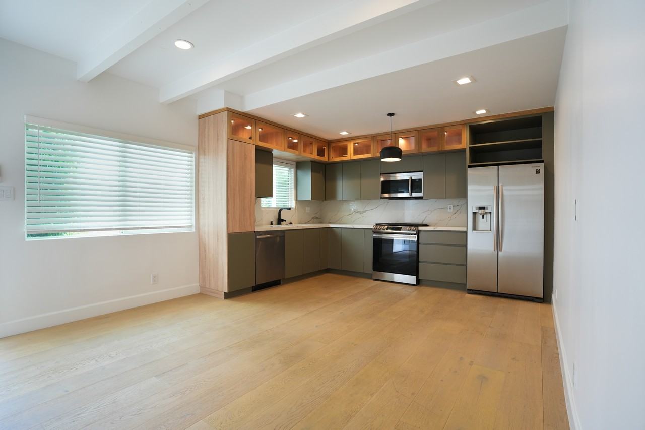 2135 N Lincoln St Apt B - Photo 3 of 14