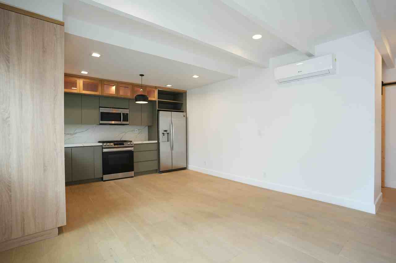 2135 N Lincoln St Apt B - Photo 4 of 14