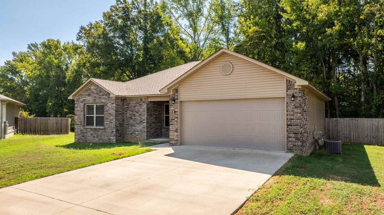 18 Lilly Ann Ct - Photo 3 of 34