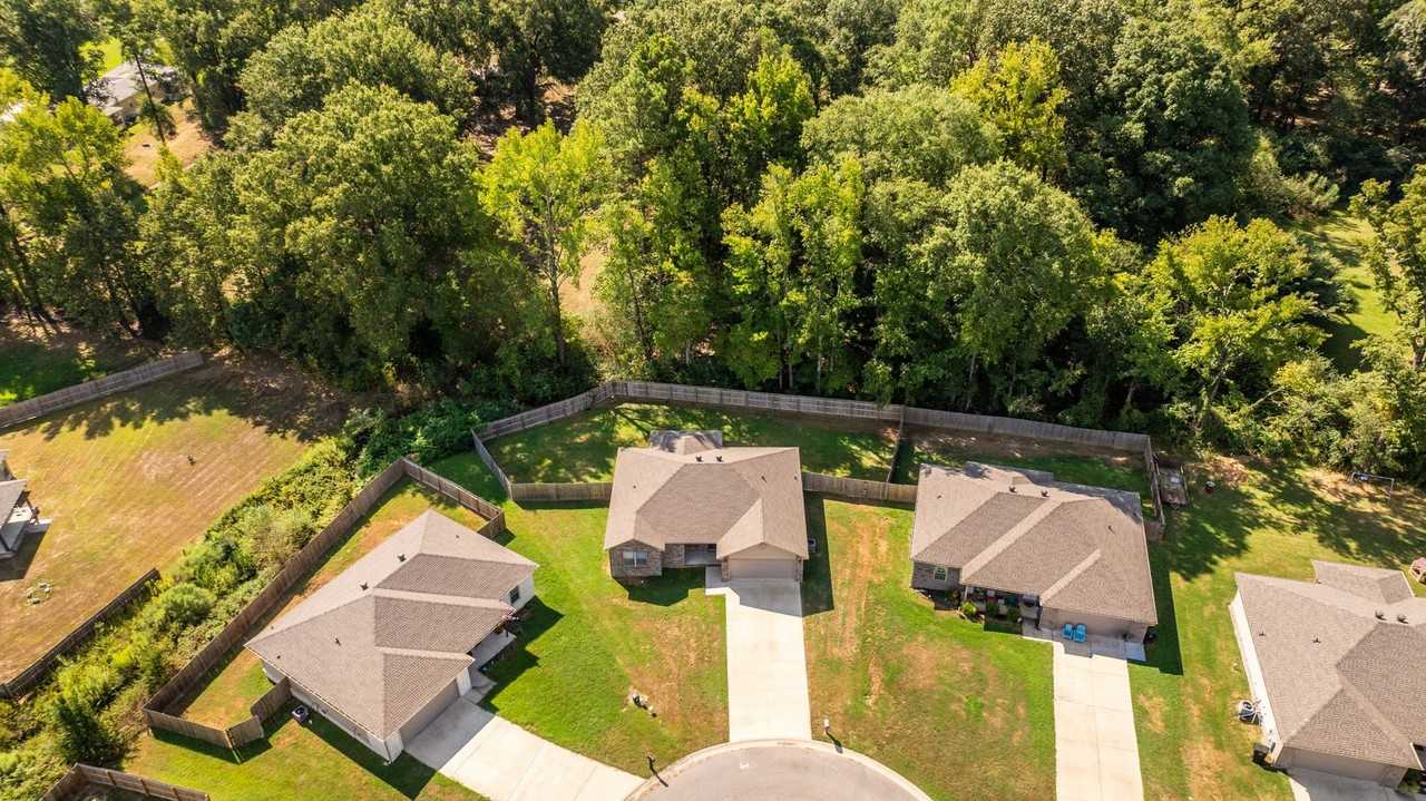 18 Lilly Ann Ct - Photo 6 of 34