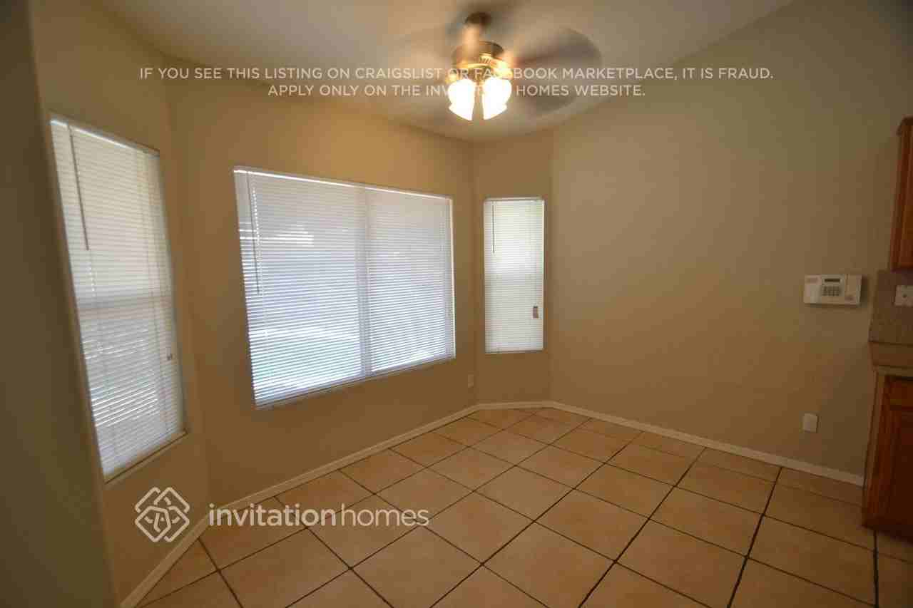 8554 W Holly St - Photo 2 of 5