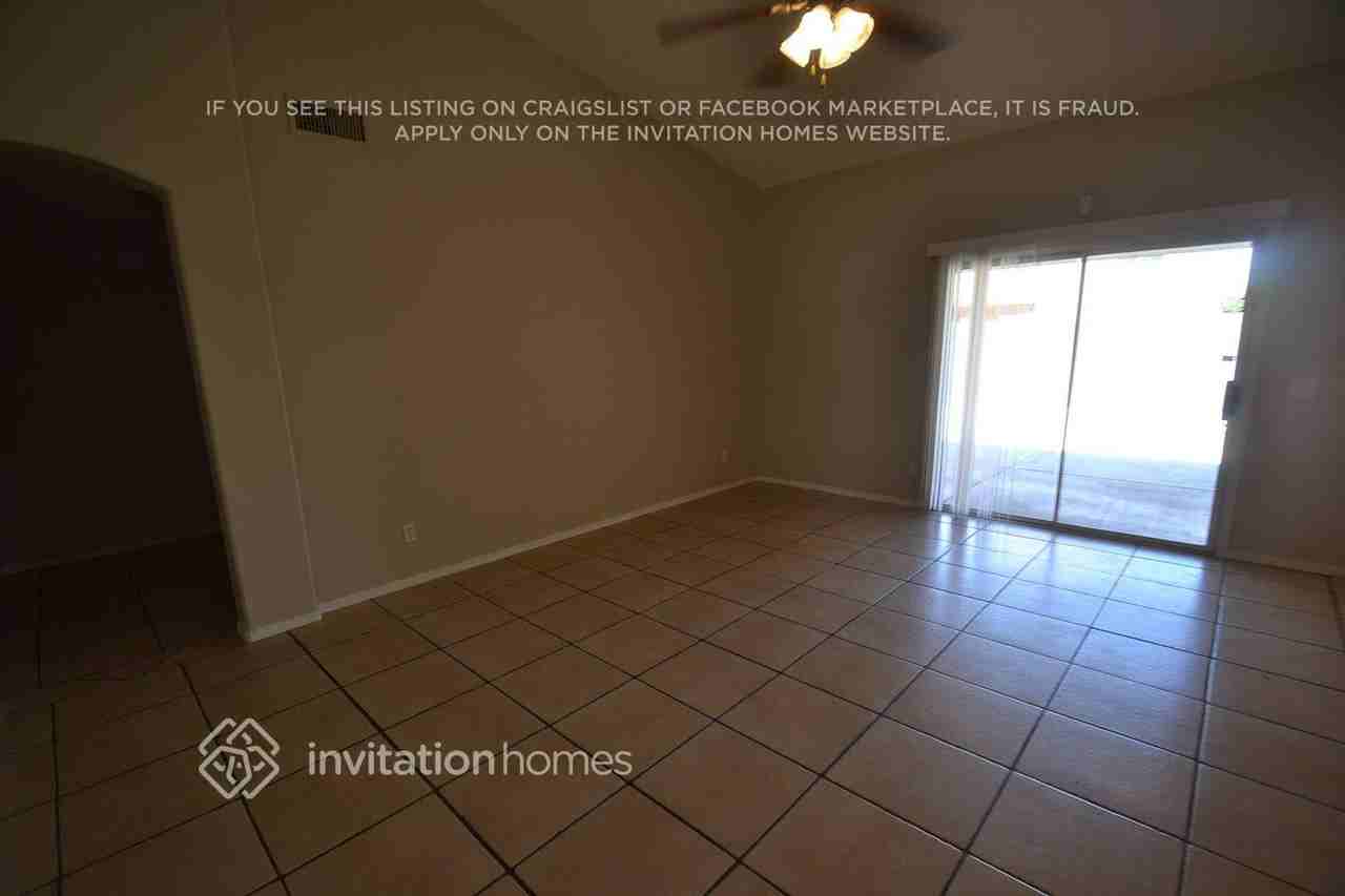 8554 W Holly St - Photo 3 of 5