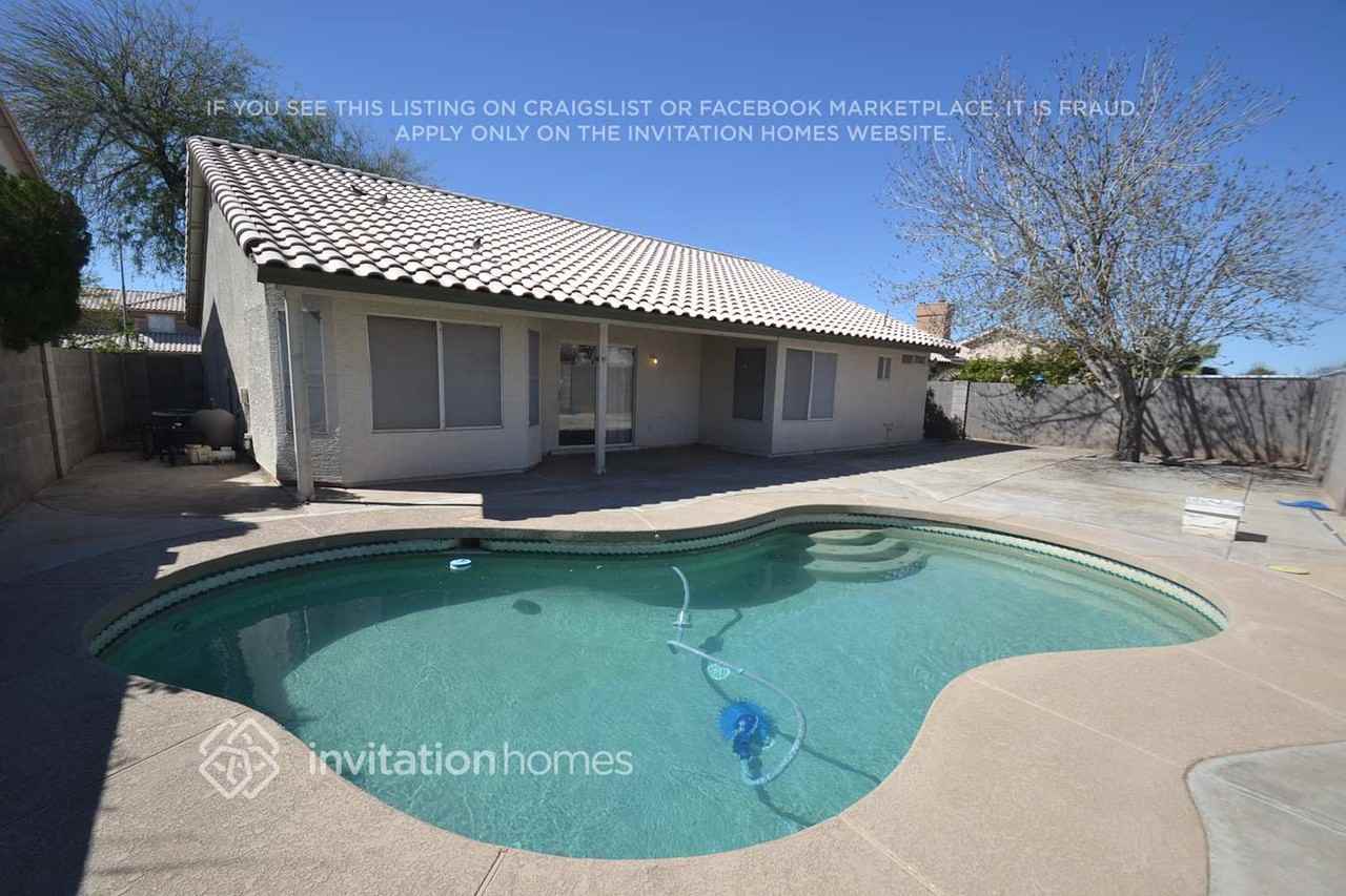 8554 W Holly St - Photo 4 of 5
