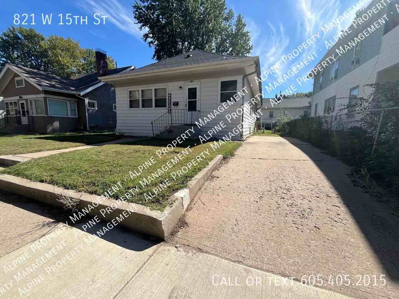 821 W 15th St - Photo 2 of 26