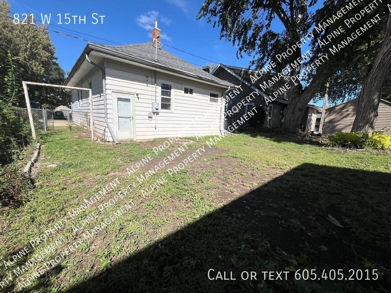 821 W 15th St - Photo 4 of 26