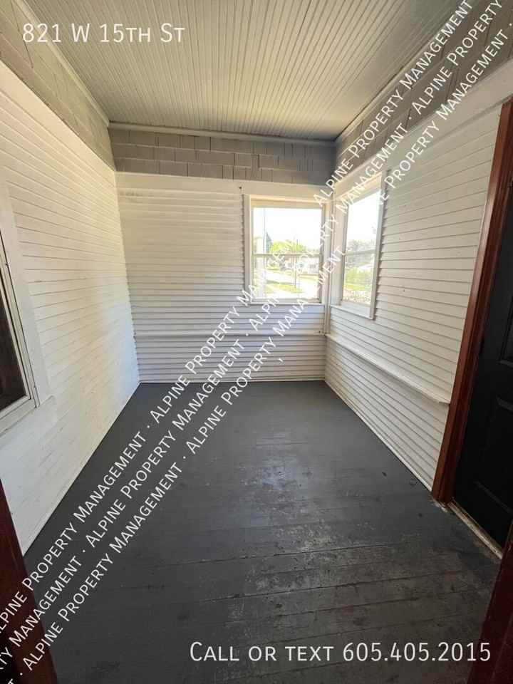 821 W 15th St - Photo 5 of 26