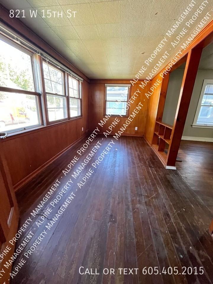 821 W 15th St - Photo 7 of 26