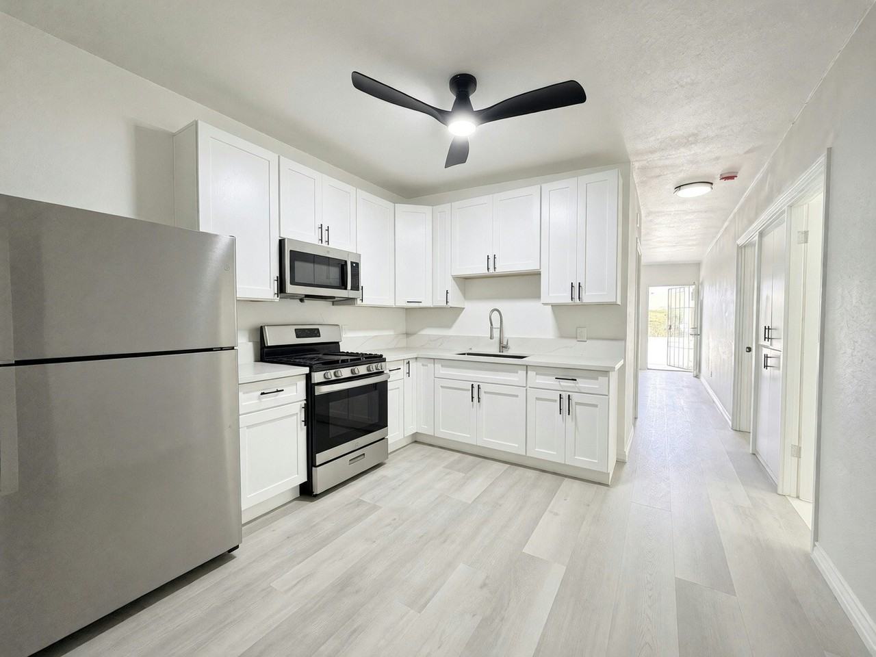 696 Illinois Ave, Unit 696 - Photo 4 of 12