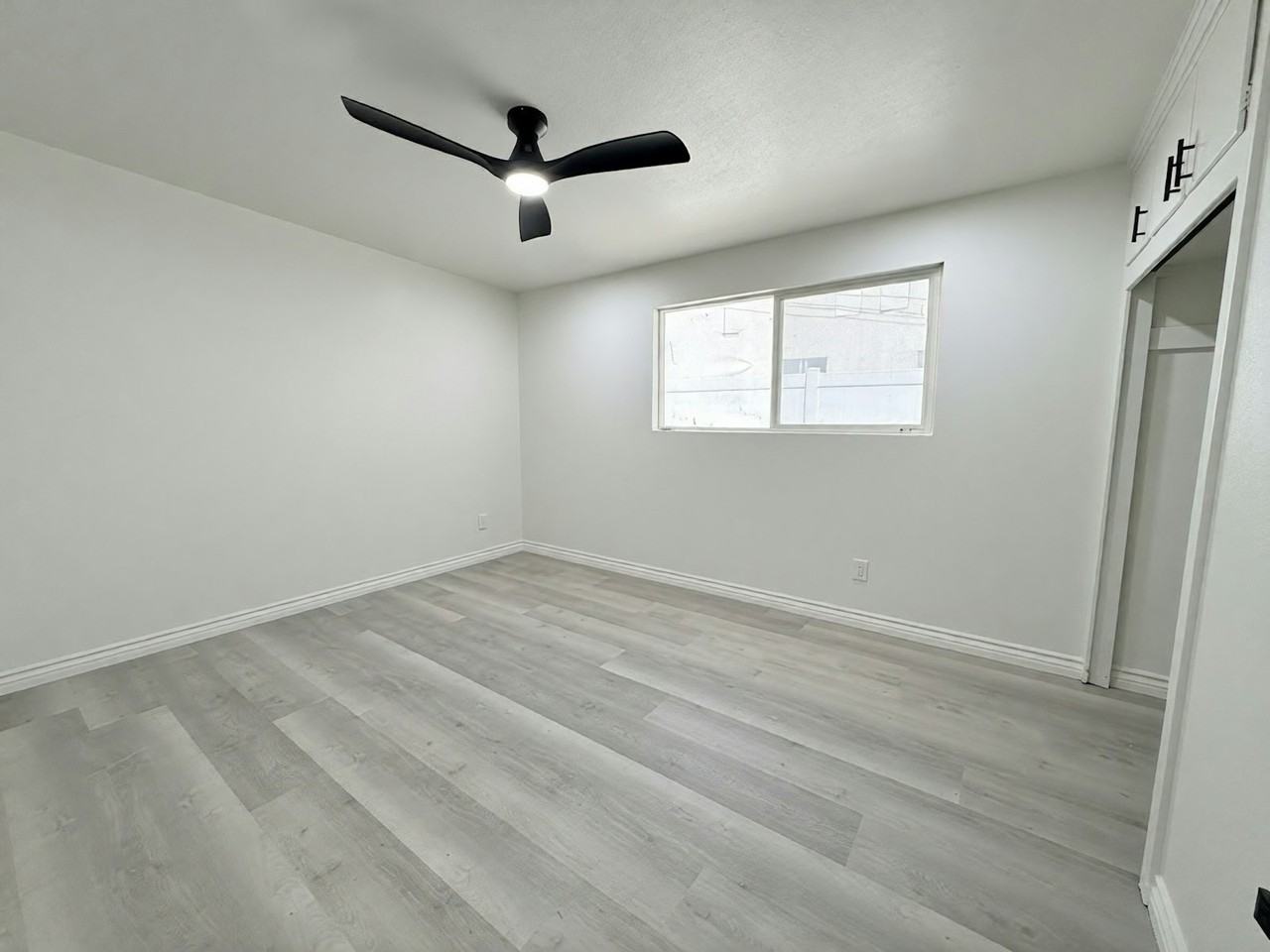 696 Illinois Ave, Unit 696 - Photo 7 of 12