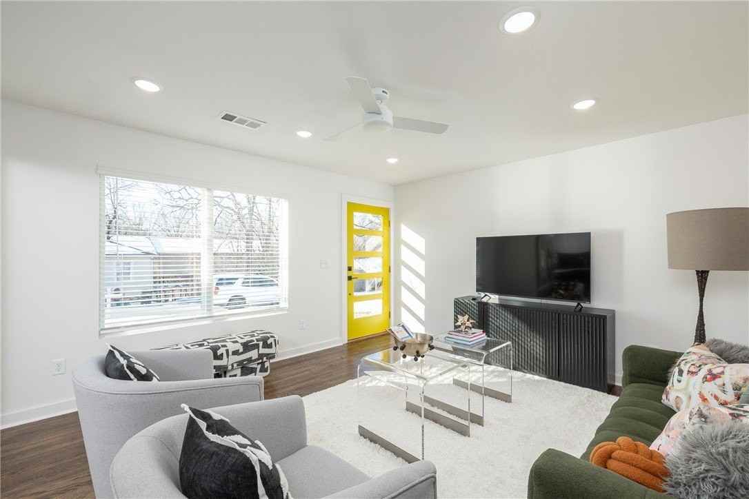 568 E Rebecca St - Photo 7 of 12