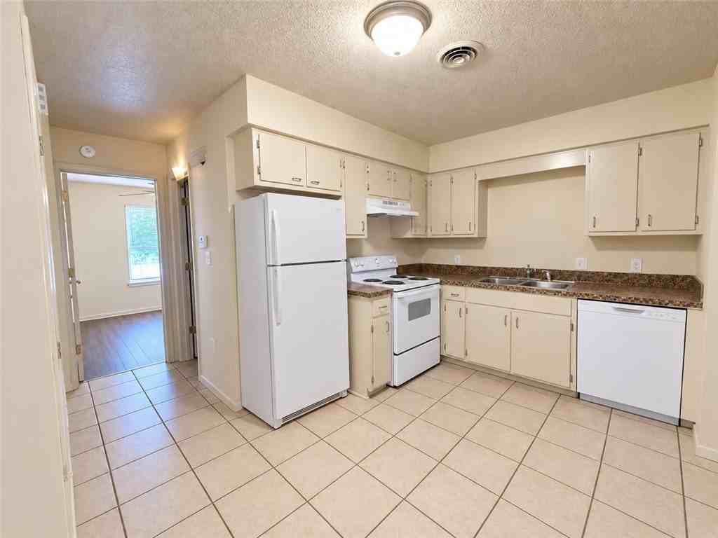 2310 N Raven Ln - Photo 3 of 13