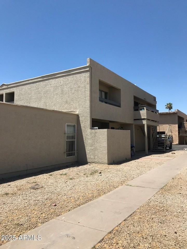 2664 N 43rd Ave #B - Photo 2 of 13