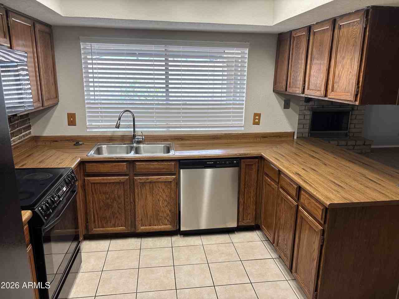 1237 W Ellis St - Photo 6 of 22
