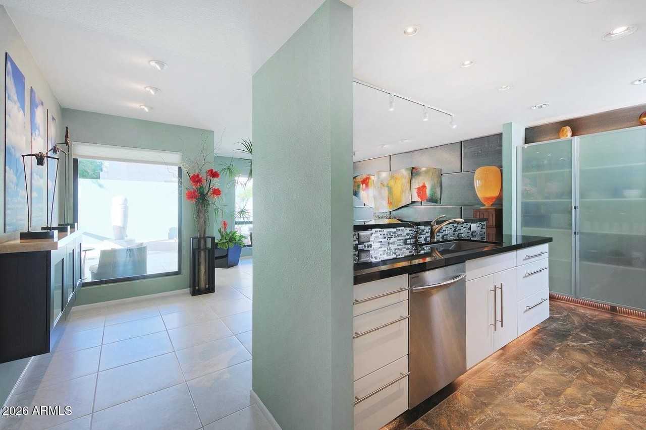 110 W Victoria Sq - Photo 7 of 30