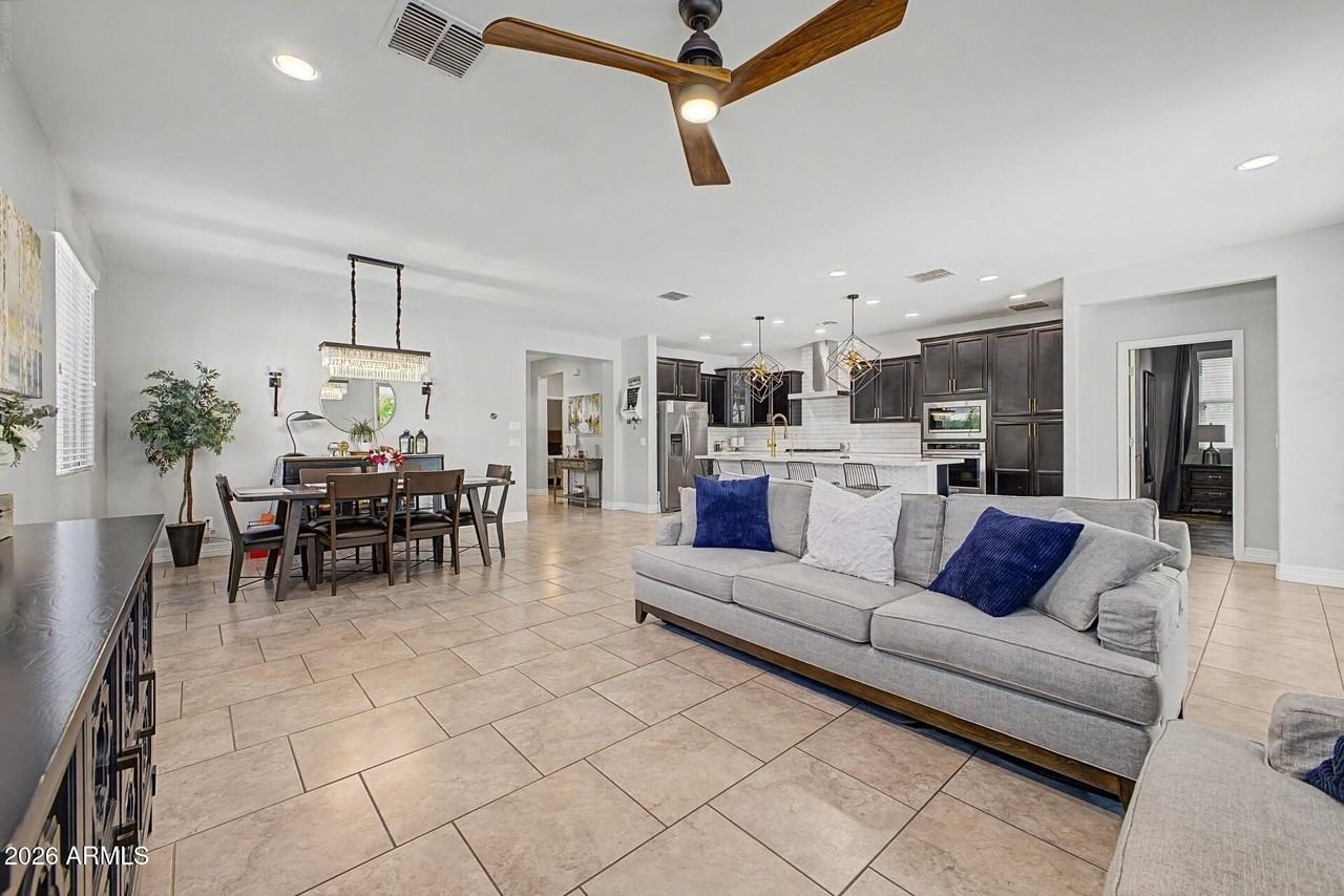 9020 S 41st Gln - Photo 4 of 33