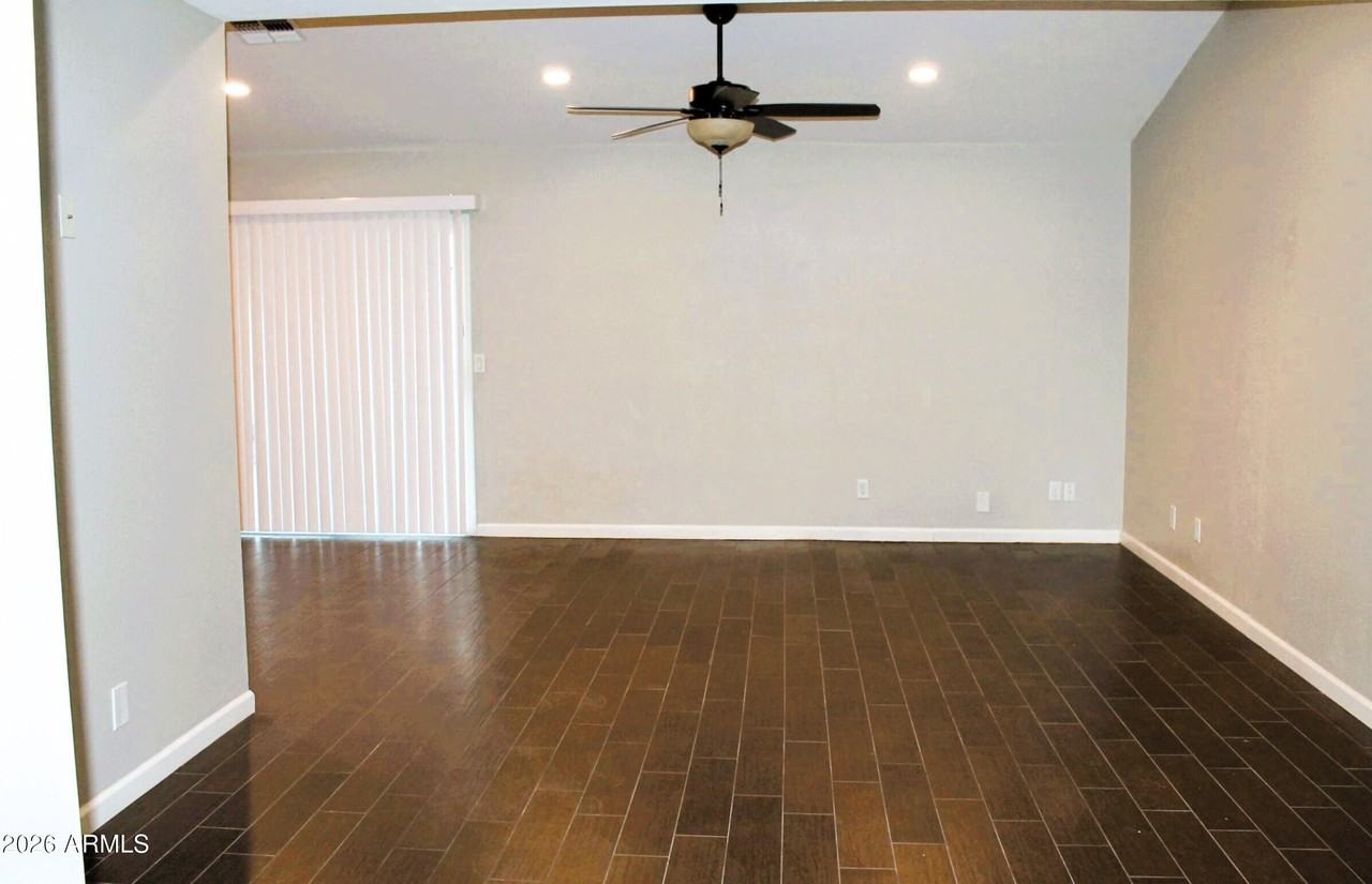 1016 E Rose Ln - Photo 2 of 14