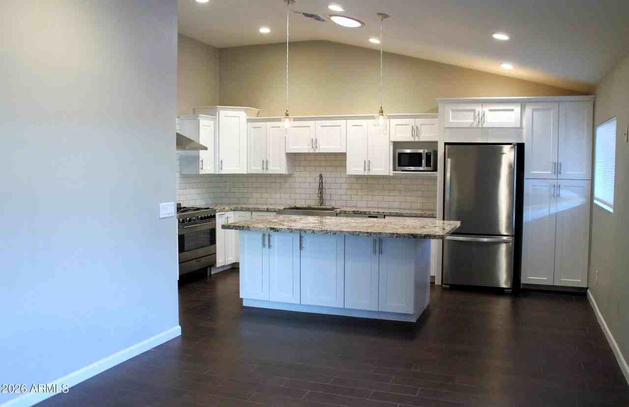 1016 E Rose Ln - Photo 4 of 14