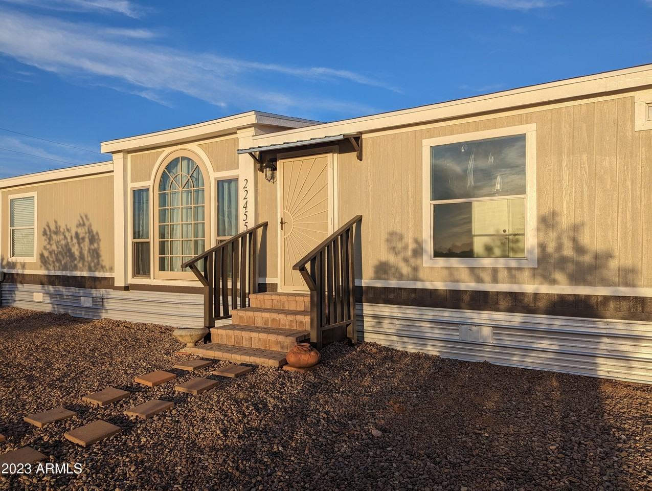 22455 E Royd Rd - Photo 2 of 26