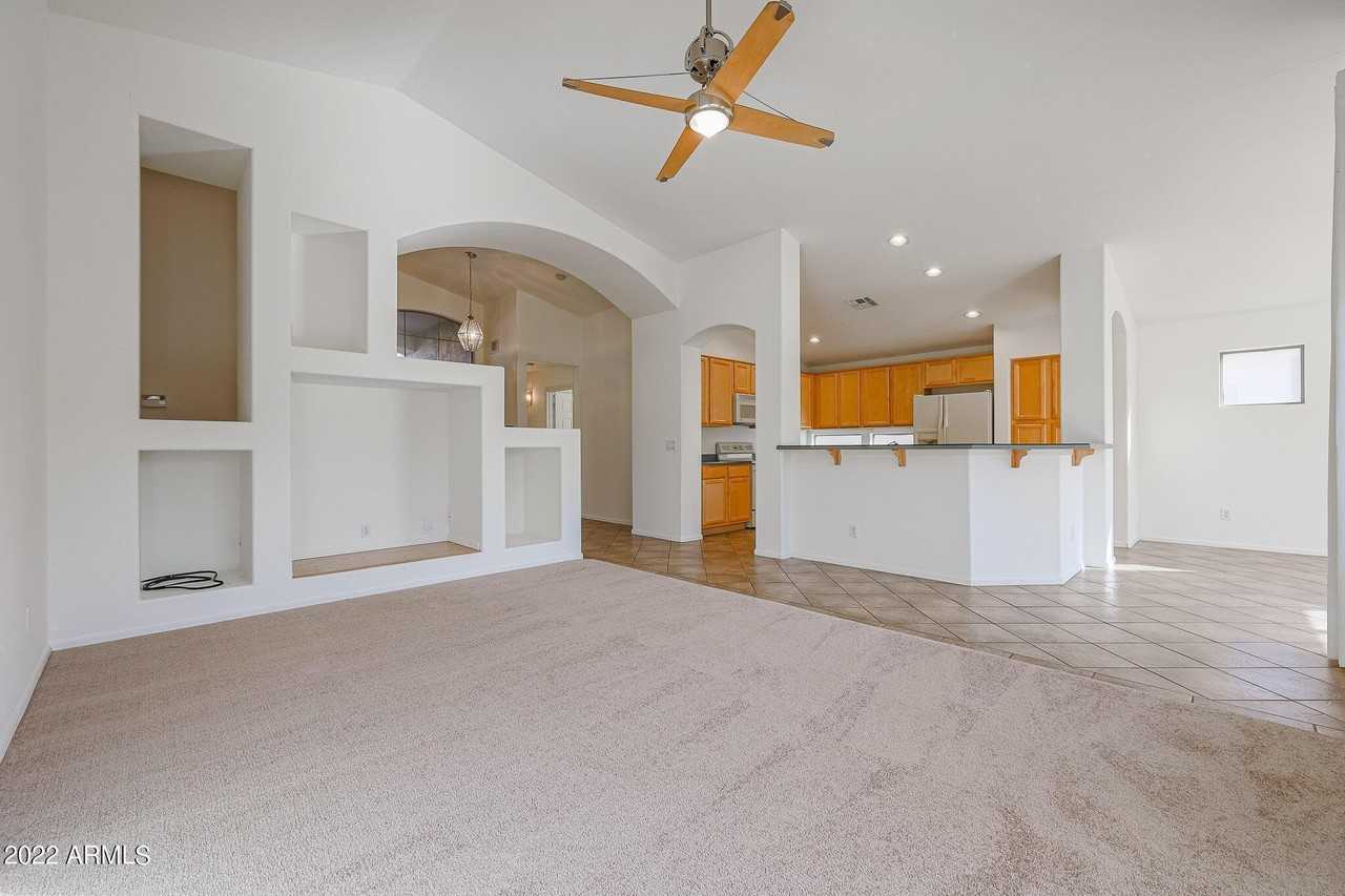 333 W Raven Dr - Photo 2 of 6