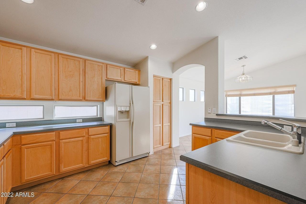 333 W Raven Dr - Photo 3 of 6