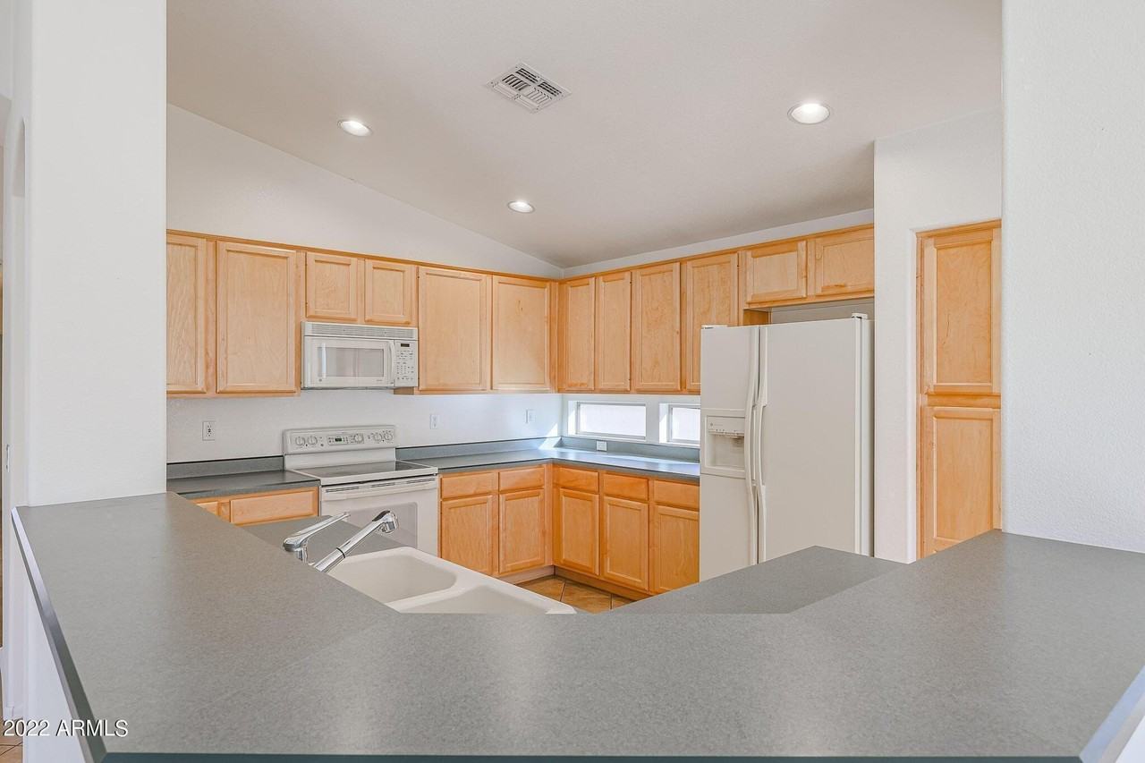 333 W Raven Dr - Photo 4 of 6