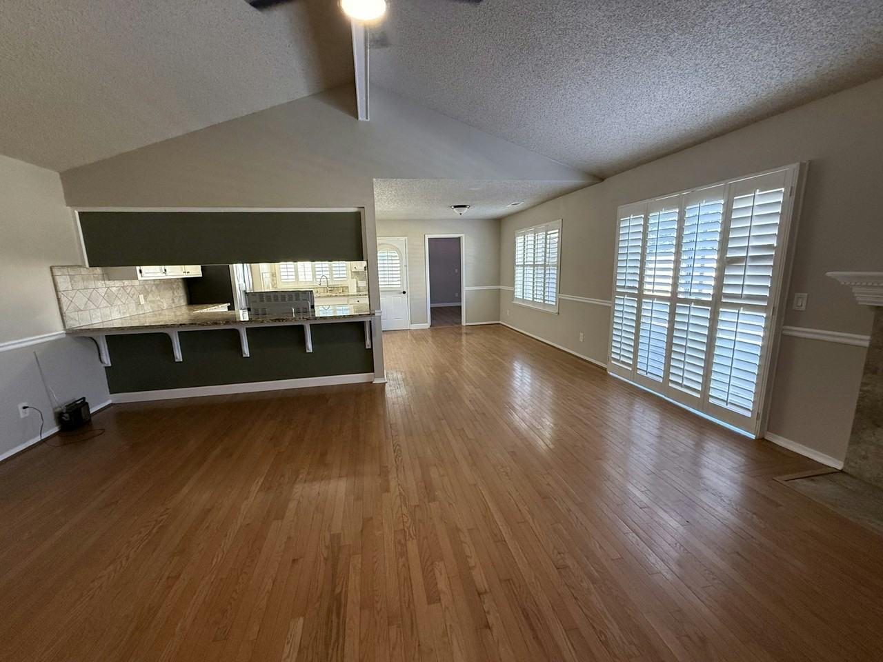 559 W Indianapolis Ave - Photo 2 of 9