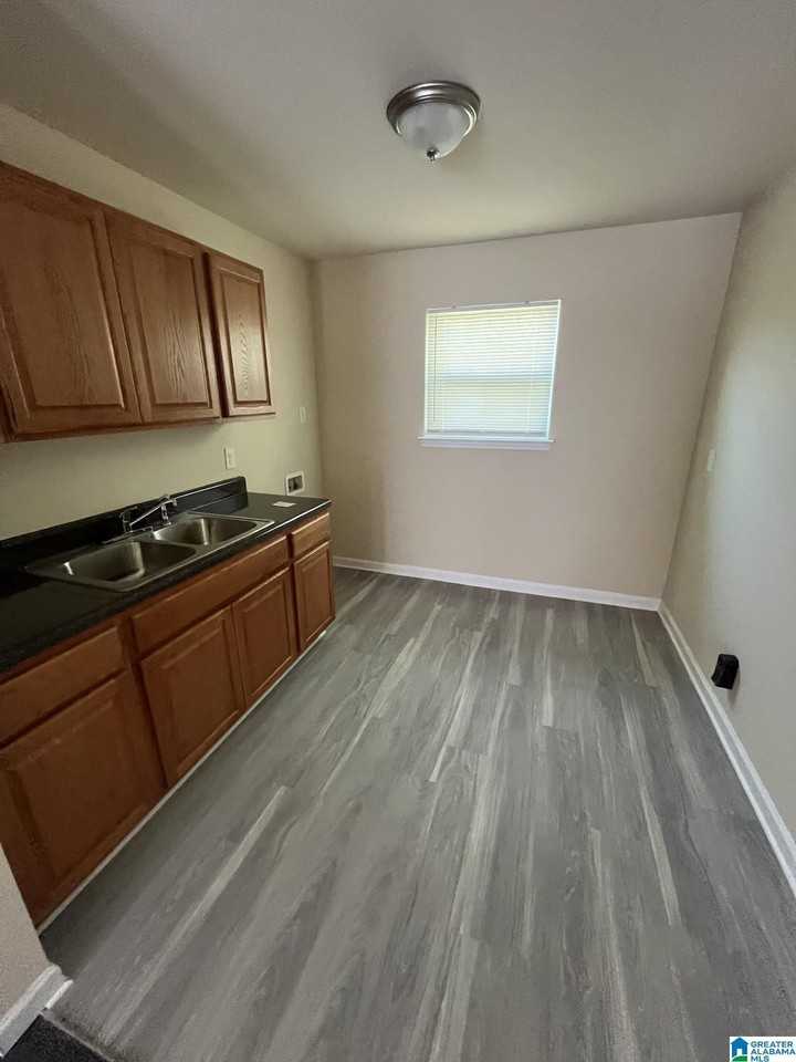 1128 10th Ave N - Photo 4 of 7