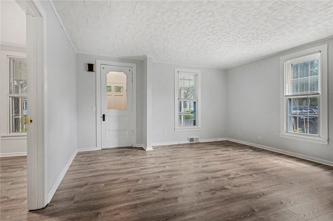 142 S Main St - Photo 4 of 26