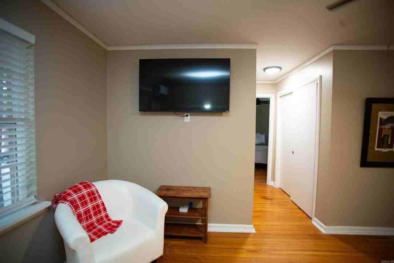 1512 Center St - Photo 5 of 23