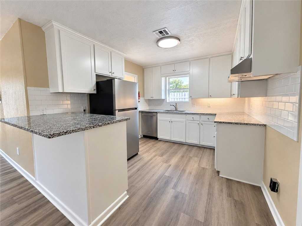 4702 Coventry Ln - Photo 4 of 17