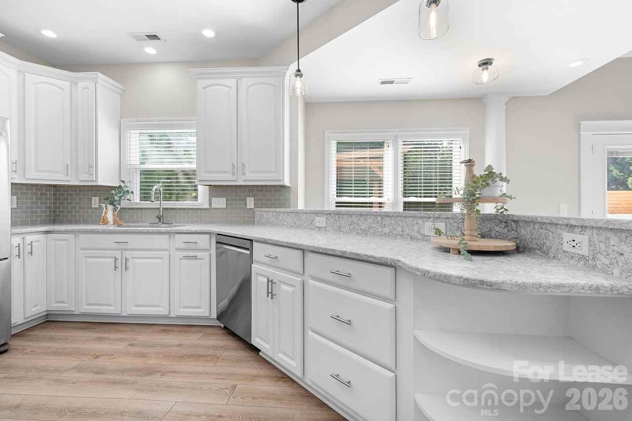 19942 Scanmar Ln - Photo 6 of 41