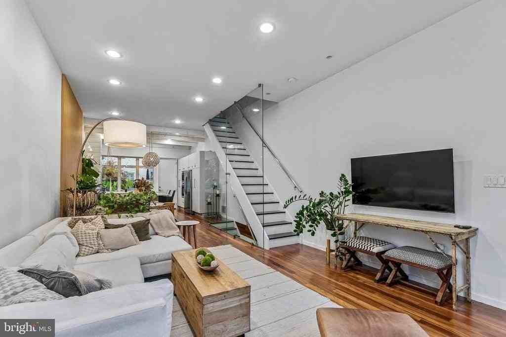 2053 Pemberton St - Photo 3 of 38