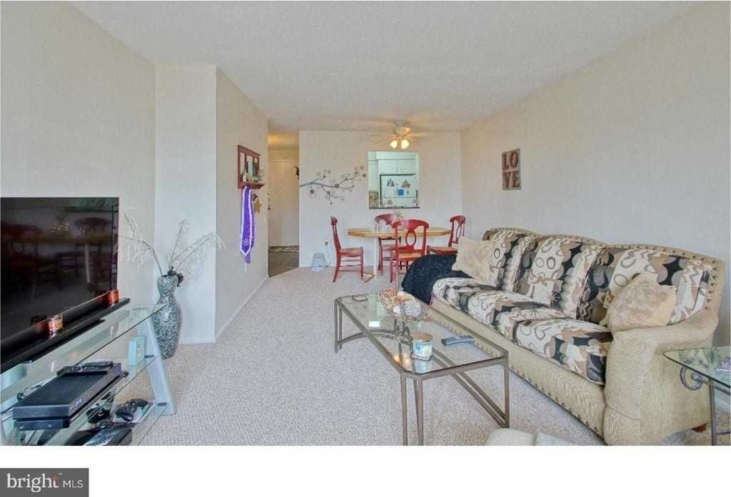 1420 Locust St - Photo 4 of 10