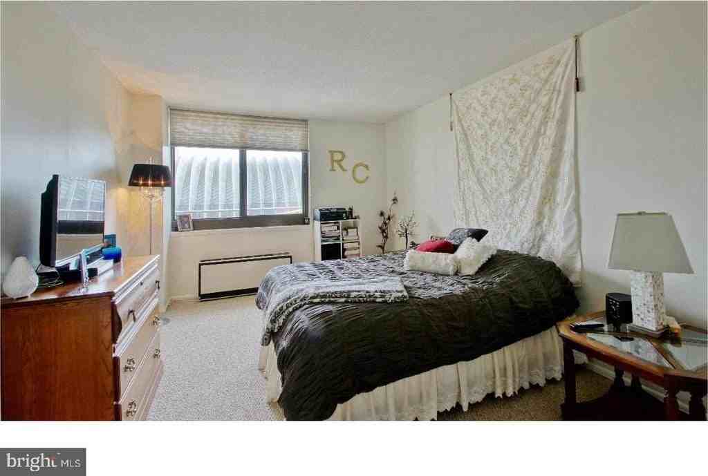 1420 Locust St - Photo 7 of 10
