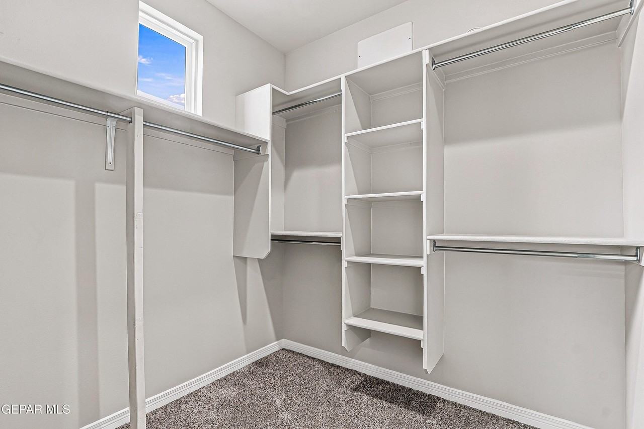 10748 Walden Pond St - Photo 4 of 31