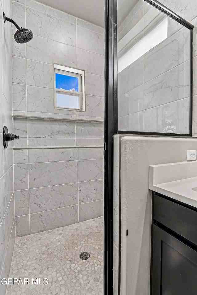 10748 Walden Pond St - Photo 5 of 31