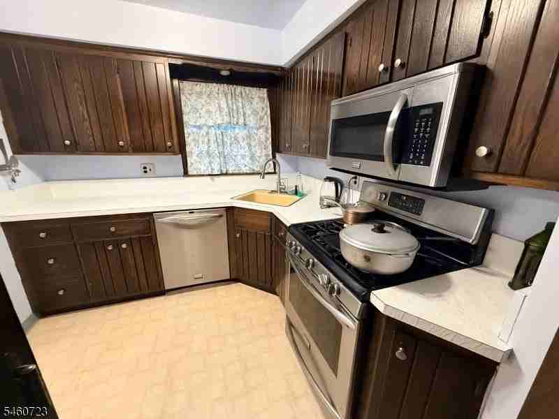 218 Pleasant Ave - Photo 6 of 23