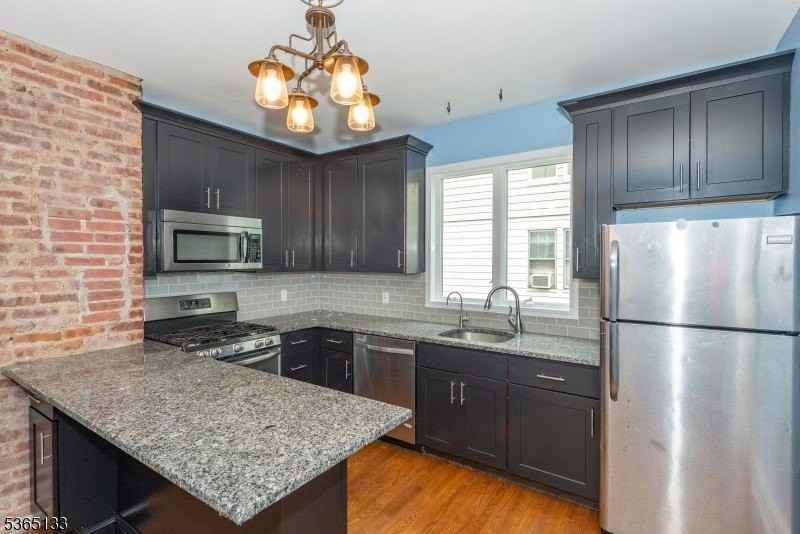 33 Glendale St - Photo 2 of 9