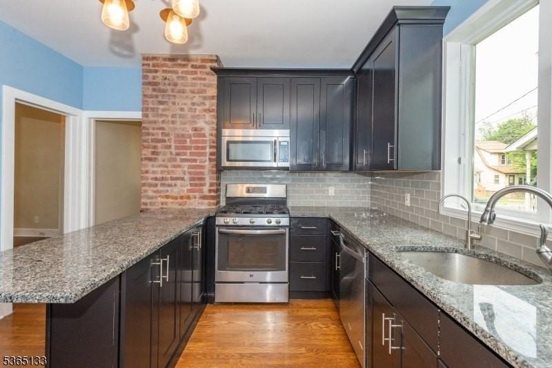 33 Glendale St - Photo 3 of 9