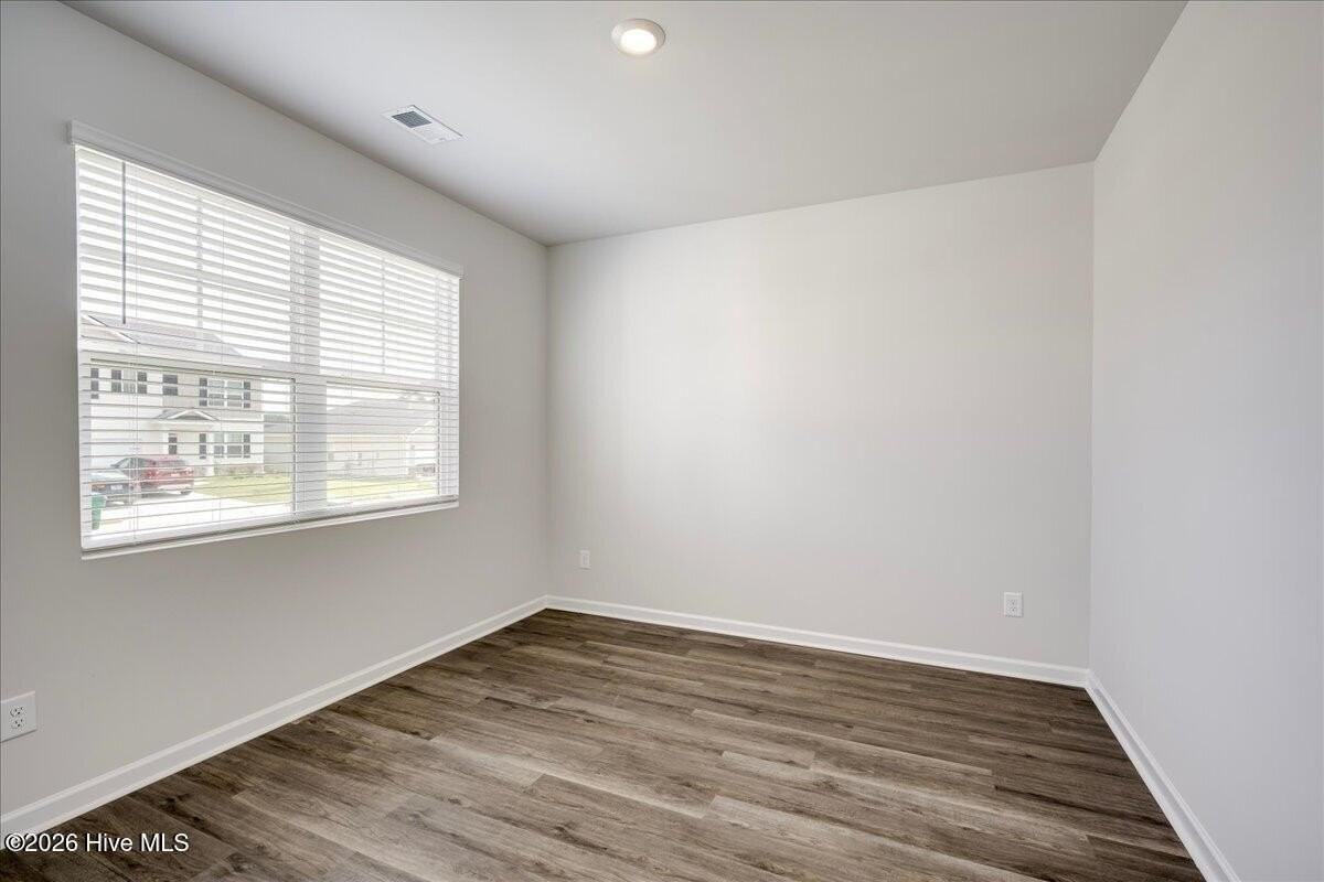710 Hollis Ave - Photo 3 of 27