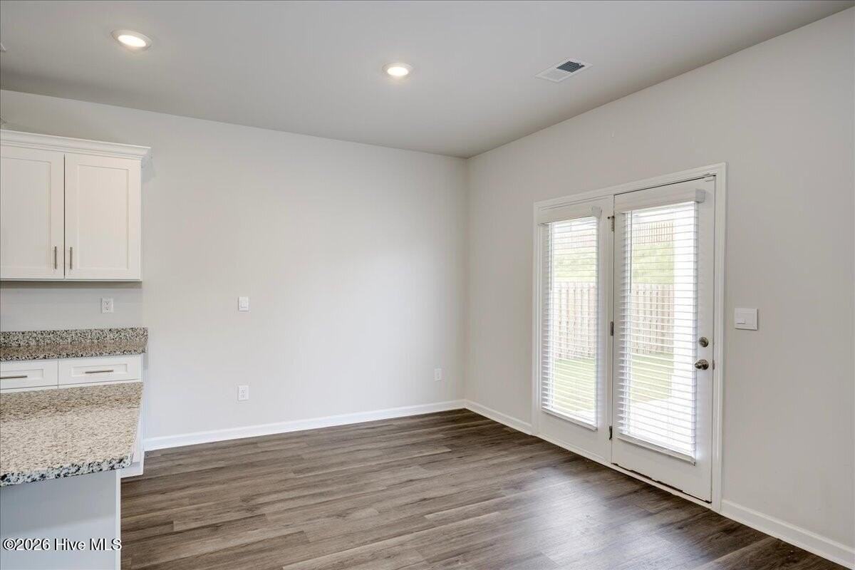 710 Hollis Ave - Photo 7 of 27