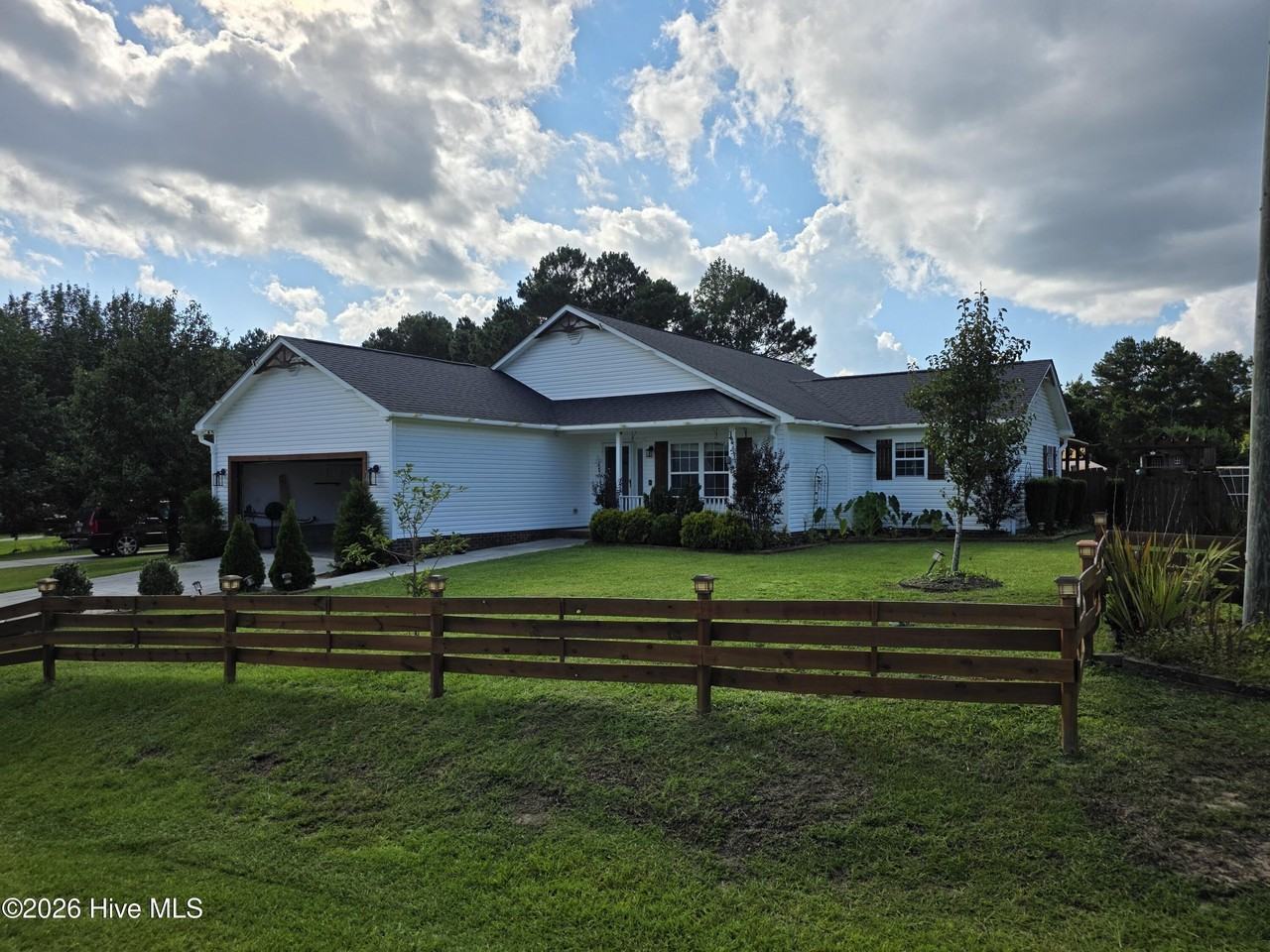 200 Flagstone Ln - Photo 2 of 30