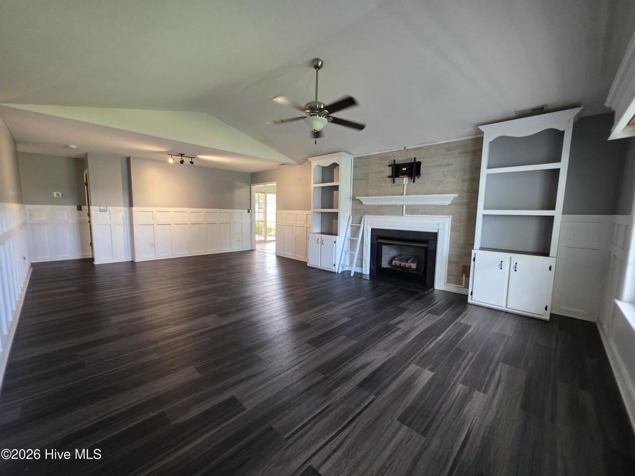 200 Flagstone Ln - Photo 3 of 30